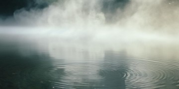 一层薄雾把我们隔离究竟是哪首歌？