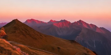 站在高处观天下究竟是哪首歌？