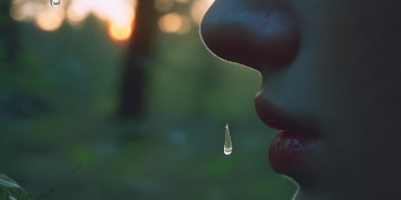 一天的悲伤时刻究竟是什么歌？