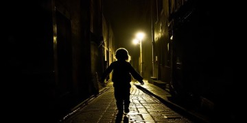 黑暗中前行的孩子究竟是什么歌?